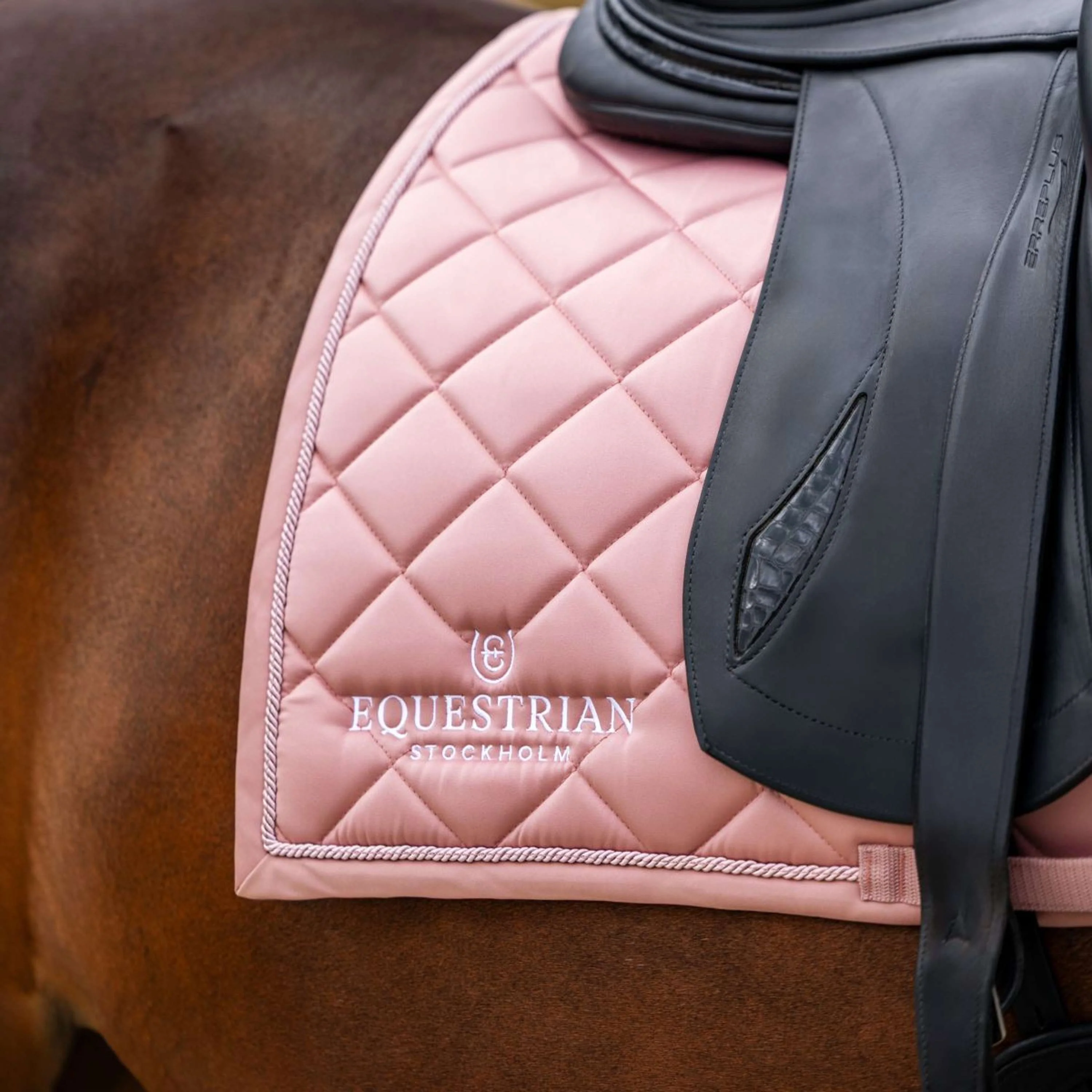 Equestrian Stockholm Schabracke Line Dressur Rosa - Image 4
