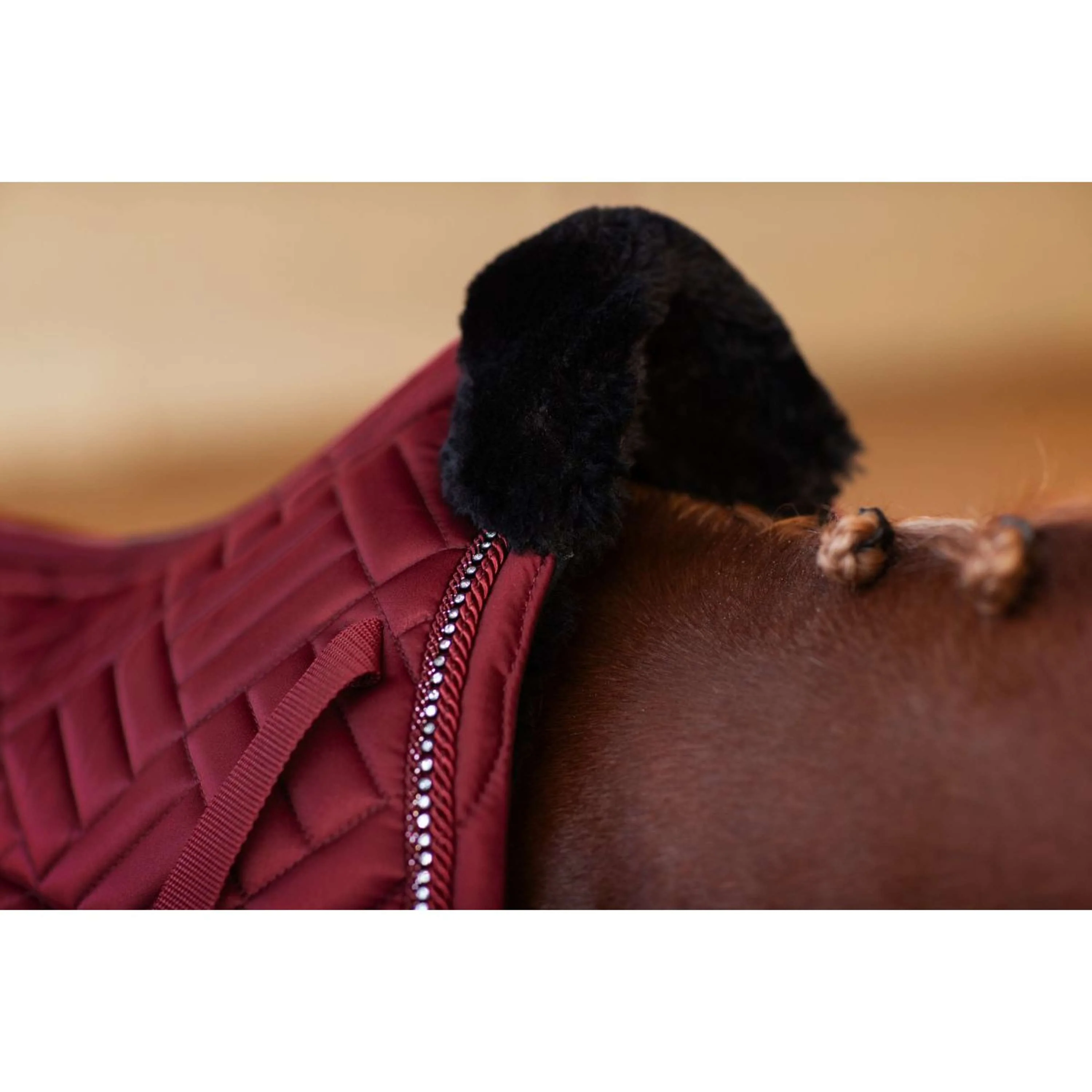 Equestrian Stockholm Schabracke Vegan Fur Springen Crystal Bordeaux - Image 5