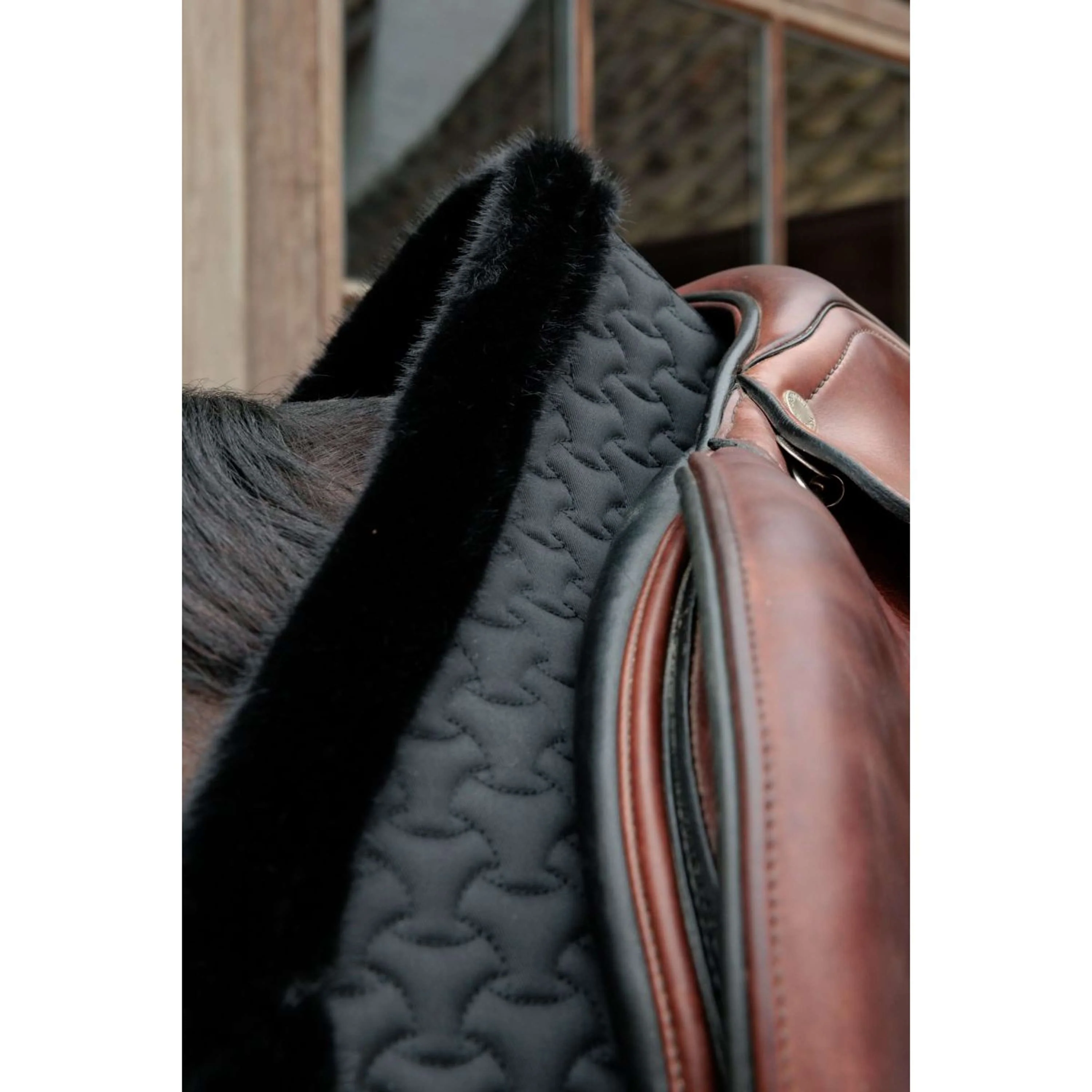 Kentucky Horsewear Schabracke Fake Fur Onion Quilt Springen Schwarz - Image 4