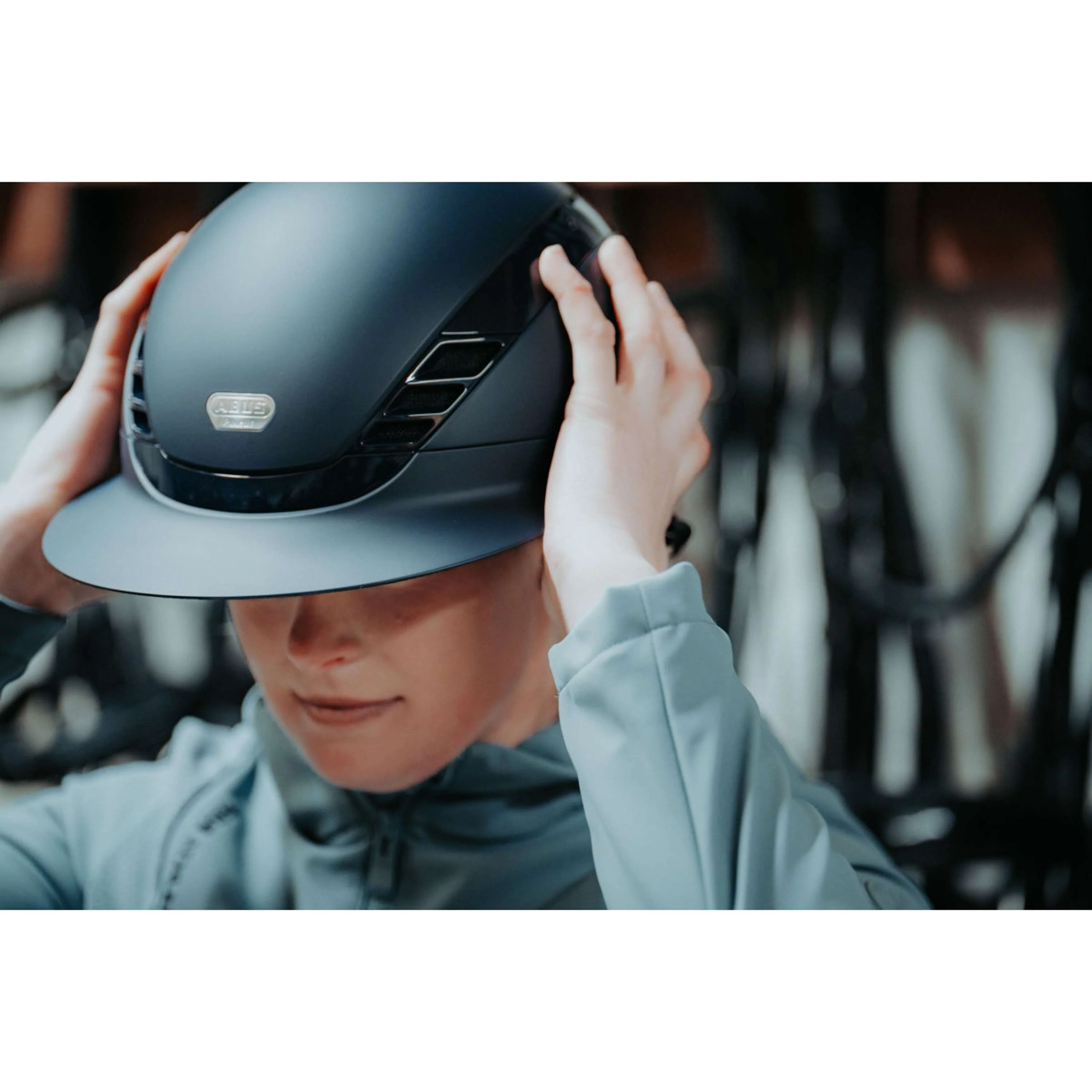 Pikeur Reithelm AirLuxe Pure Langer Schirm Midnight Blue - Image 2