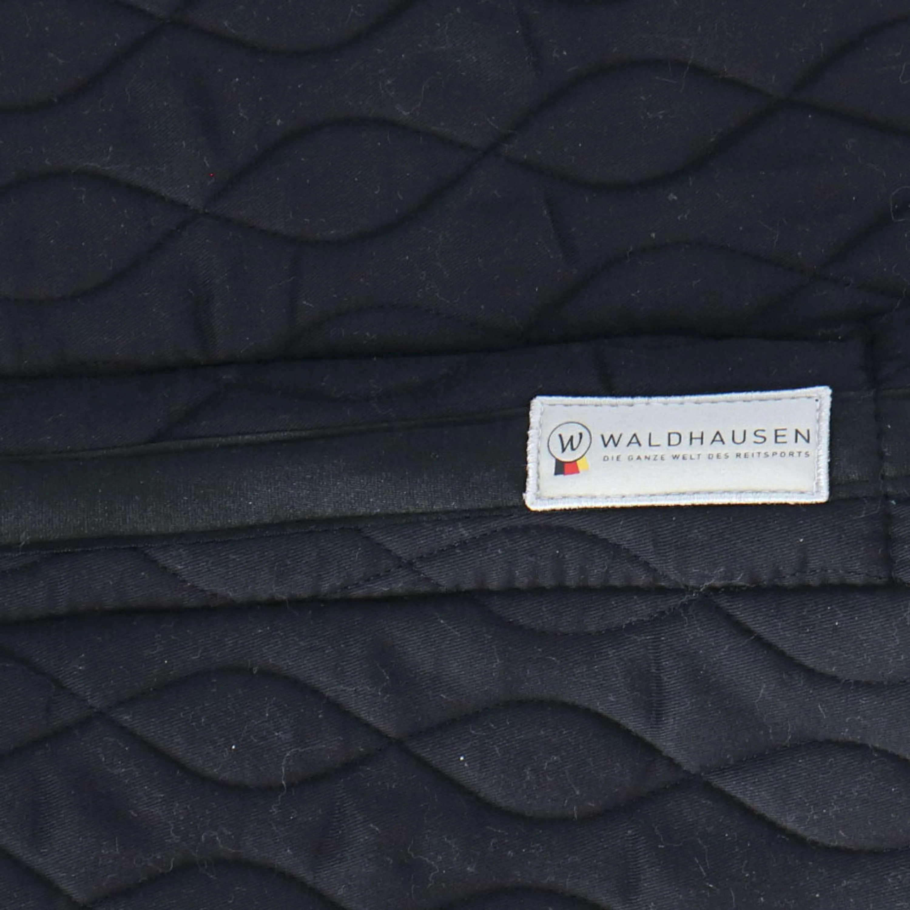 Waldhausen Schabracke Mailand Lammfell Dressur Schwarz - Image 6